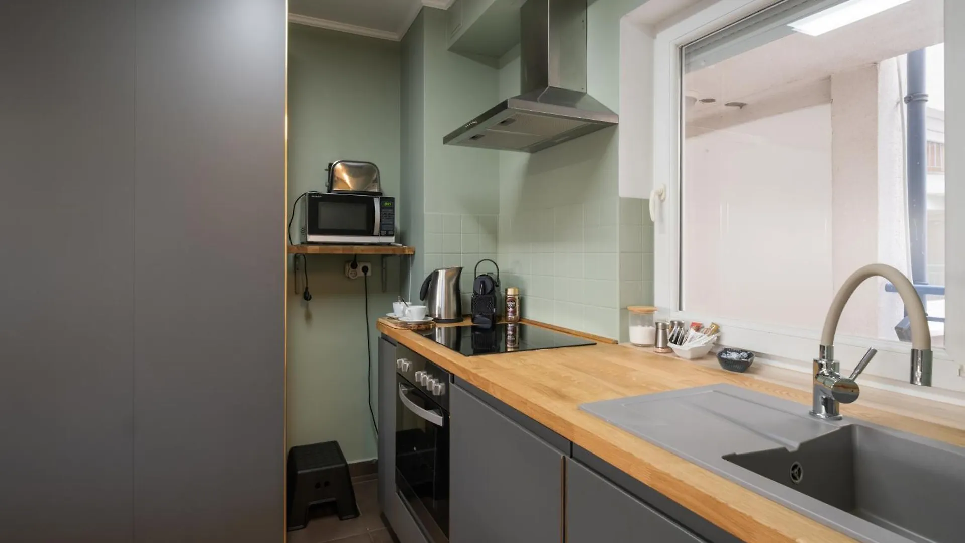 Private Rooftop Terrace - Sunny Retreat Budapest Apartment