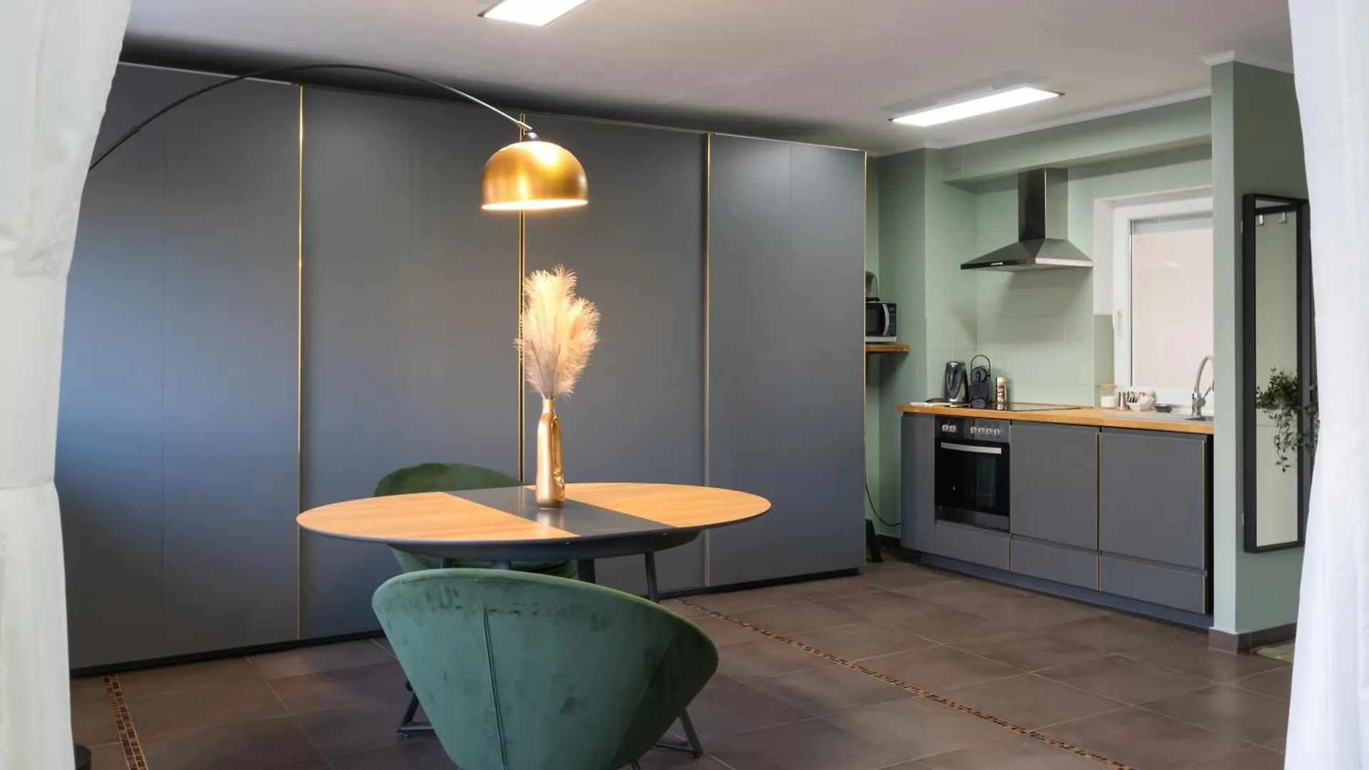 Private Rooftop Terrace - Sunny Retreat Budapest Apartment
